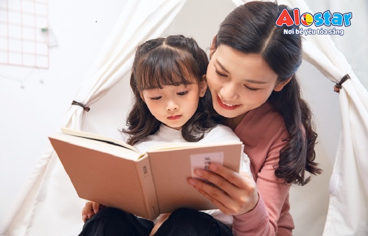 Bố mẹ hãy khuyến khích trẻ đọc to khi học